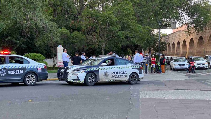 Choque de moto y auto casi termina en golpes en el Acueducto de Morelia