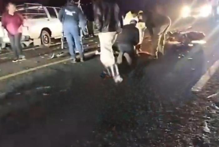 Choque de moto y camioneta deja una joven muerta y dos heridos, en la carretera Paracho-Cherán
