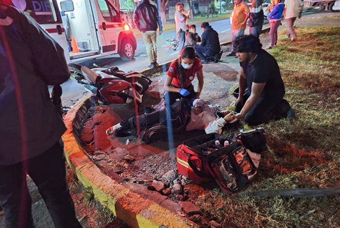 Choque de motocicletas deja 2 heridos, sobre la Calzada Benito Juárez, en Uruapan