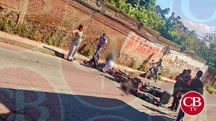 Choque de motos deja 3 heridos en Uruapan