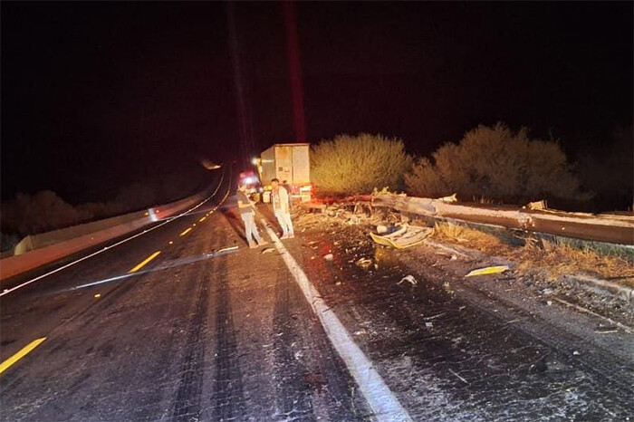 Choque de tráiler y un auto compacto deja dos muertos en la Siglo XXI