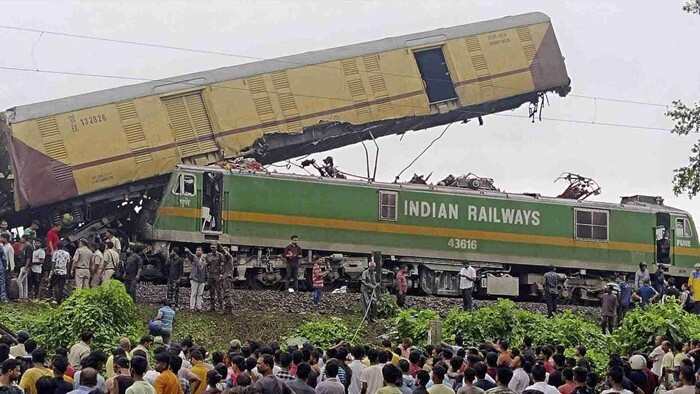 Choque de trenes en la India deja al menos 8 muertos