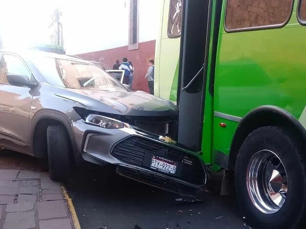 Choque entre auto y camión de pasajeros en Centro Histórico de Morelia