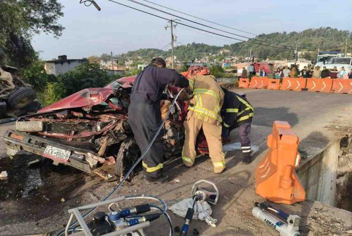 Choque entre auto y camioneta deja 2 muertos y 3 heridos en la Zitácuaro-Morelia