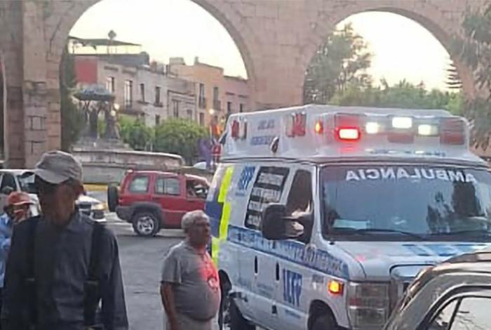 Choque entre auto y moto deja un herido cerca de la Fuente de Las Tarascas, en Morelia