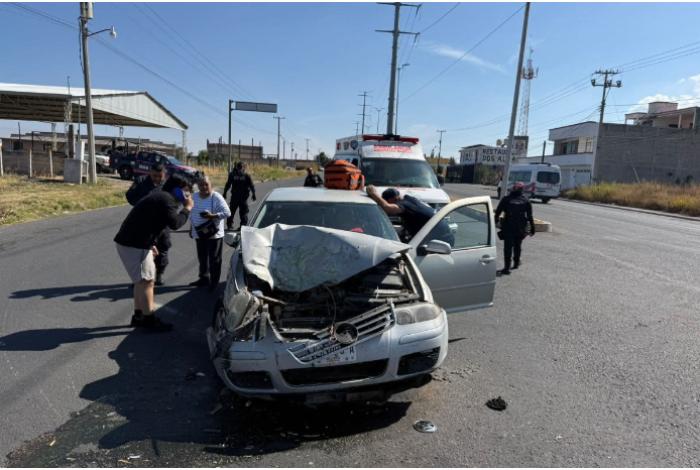 Choque entre automóvil y maquinaria agrícola deja un lesionado en La Piedad