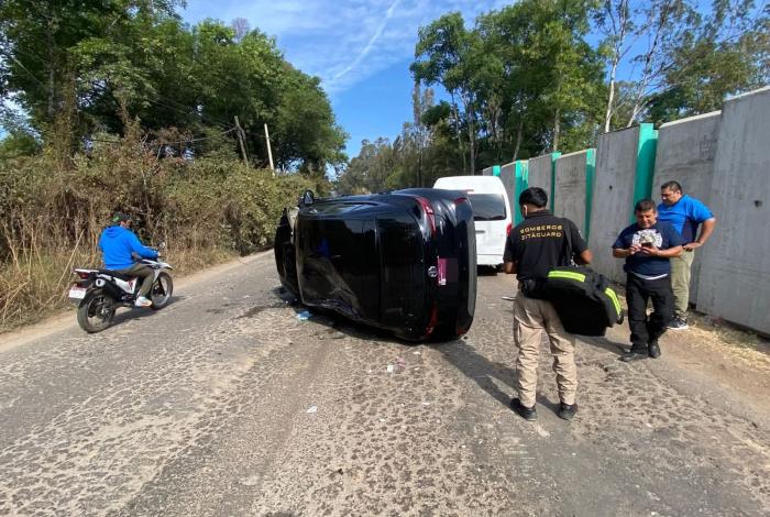 Choque entre automóvil y camioneta moviliza a cuerpos de emergencia en la carretera Zitácuaro-Morelia
