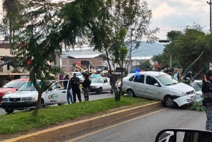 Choque entre automóvil y taxi deja daños materiales en el Boulevard Industrial de Uruapan