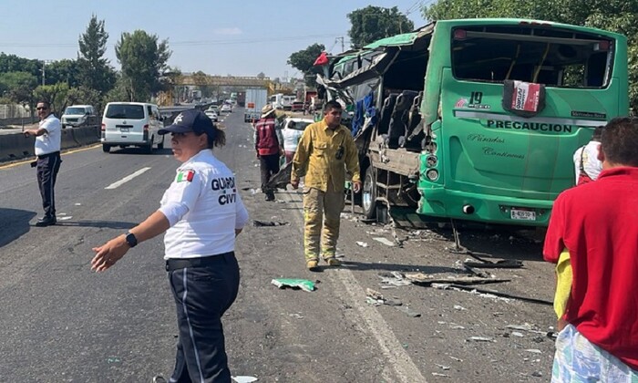 Choque entre camión de transporte público y camioneta de carga deja saldo de 14 lesionados