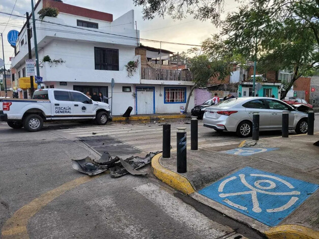 Choque entre camioneta de FGE y auto en la Félix Ireta de Morelia