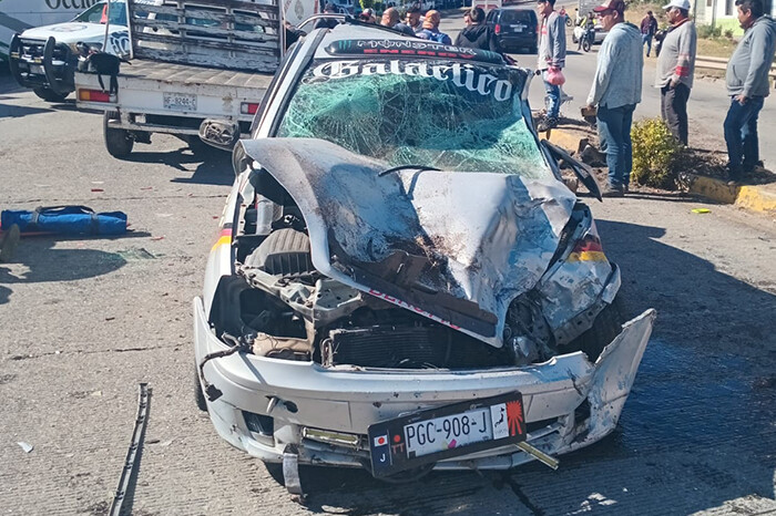 Choque entre camioneta y auto deja 6 heridos en Zitácuaro