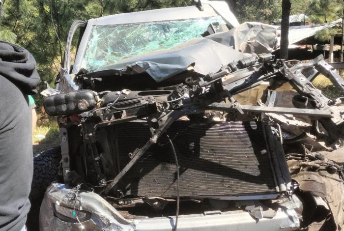 Choque entre camioneta y camión de carga deja un herido grave en Uruapan