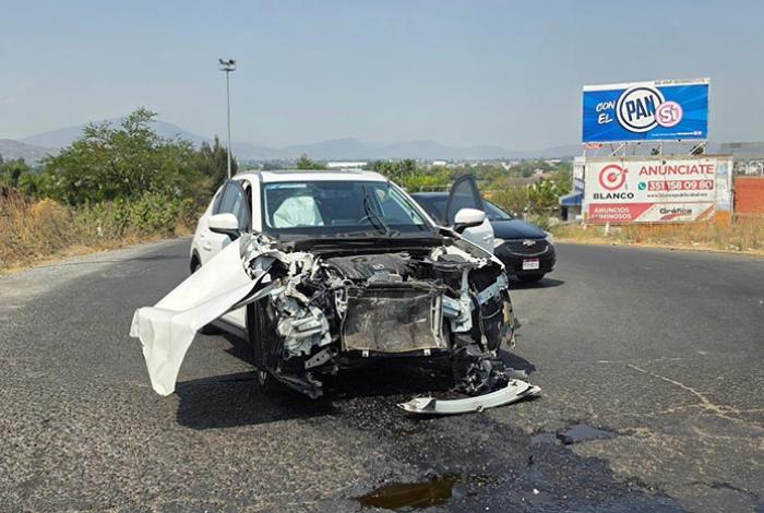 Choque entre dos camionetas en el Libramiento Norte de Zamora deja cuantiosos daños materiales