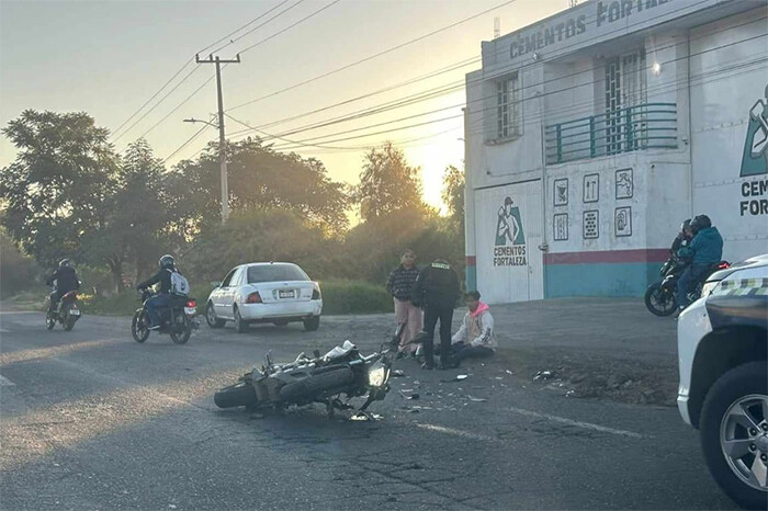 Choque entre moto y auto deja un herido al poniente de Morelia