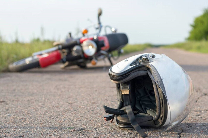 Choque entre moto y camioneta deja 2 heridos en la Morelia-Chiquimitío