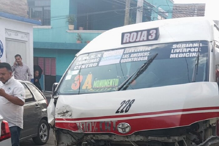 Choque entre tres vehículos deja cuatro lesionados en Morelia