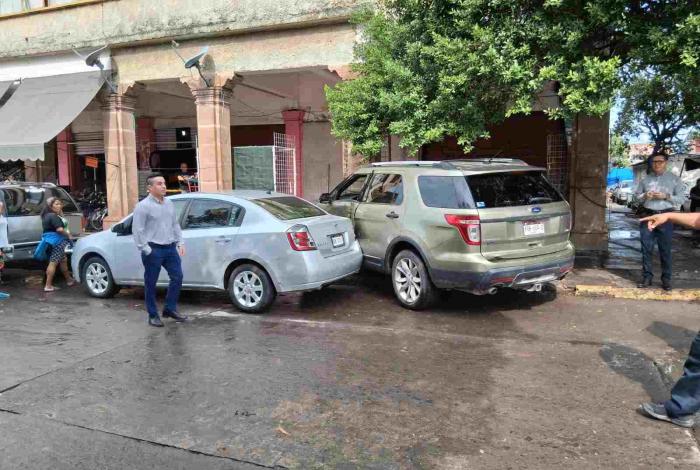 Choque entre tres vehículos provoca cierre vial en el centro de Apatzingán