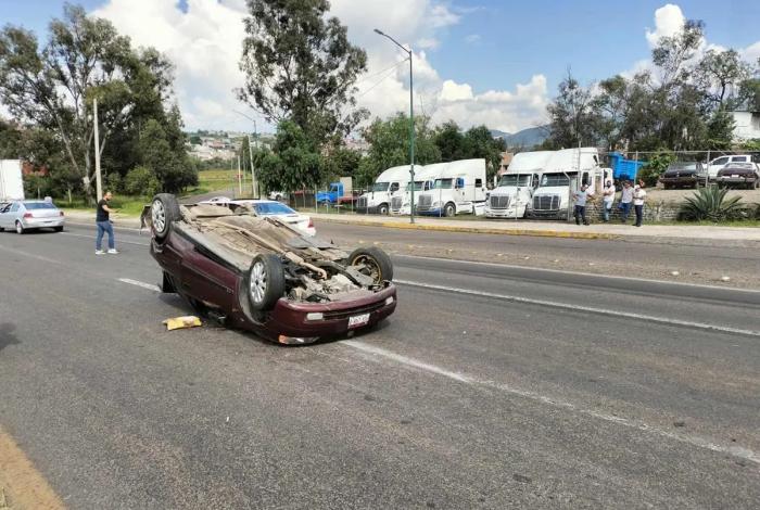 Choque entre un automóvil y un tráiler deja a tres personas lesionadas en Morelia