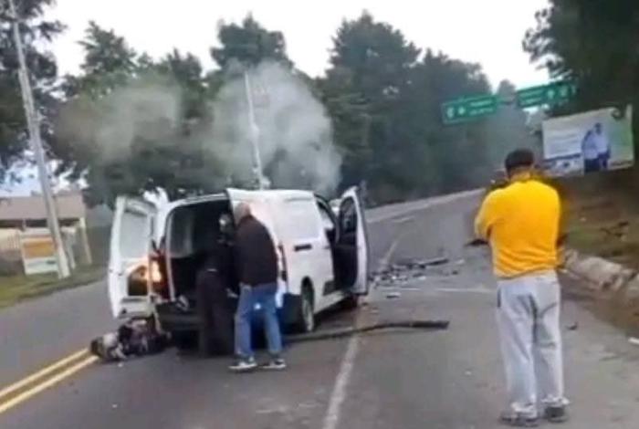 Choque frontal deja un fall3cido y 4 lesionados, en Uruapan