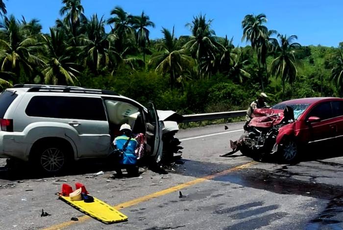 Choque frontal entre camioneta y auto deja dos fallecidos y una persona lesionada