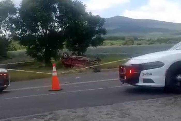 Choque frontal entre compacto y camioneta deja dos decesos y cinco lesionados