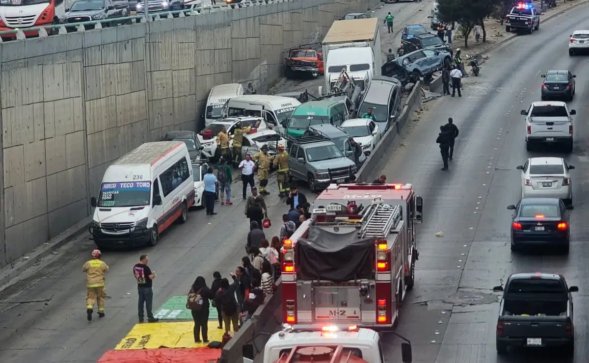 Choque masivo paraliza vialidad en Tijuana; reportan al menos 30 heridos.