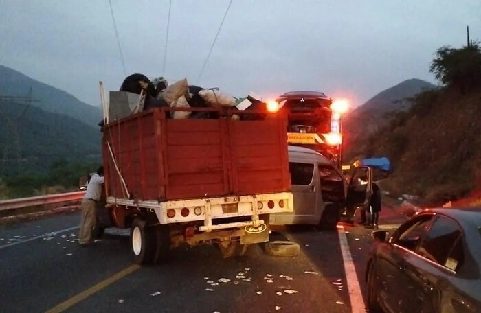 Choque Múltiple en la Autopista Siglo XXI Involucra Camión y Camionetas