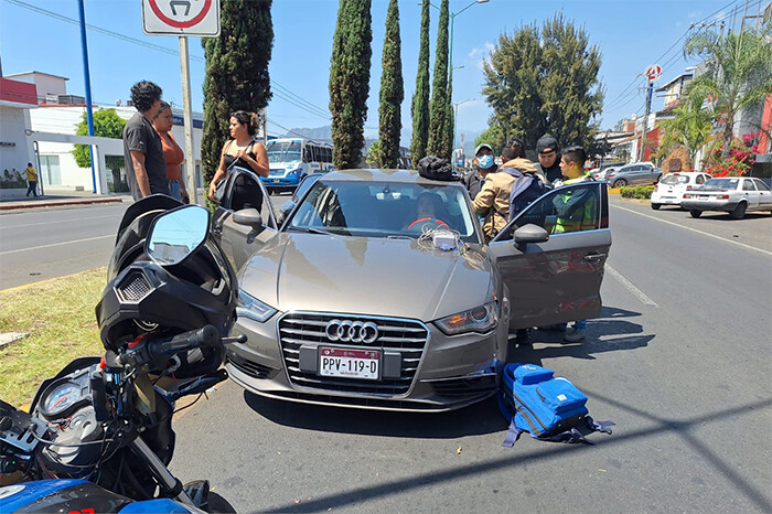 Choque por alcance deja dos mujeres heridas en Uruapan