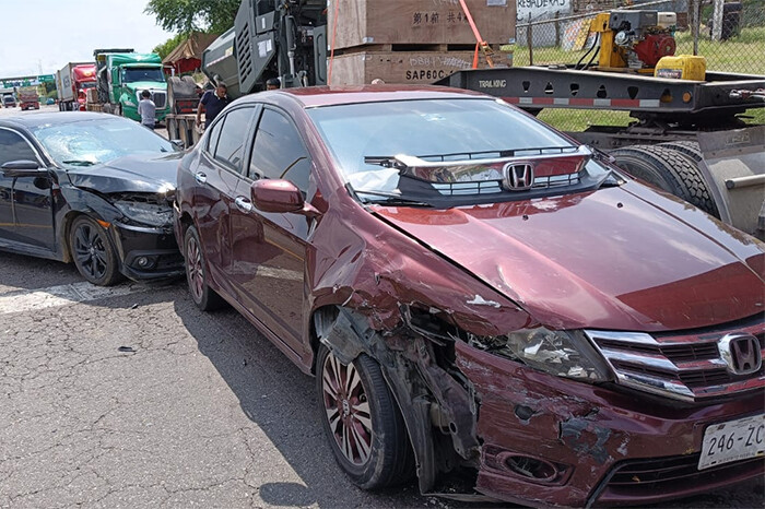 Choque por alcance en carretera Nueva Italia-Lázaro Cárdenas deja una mujer lesionada