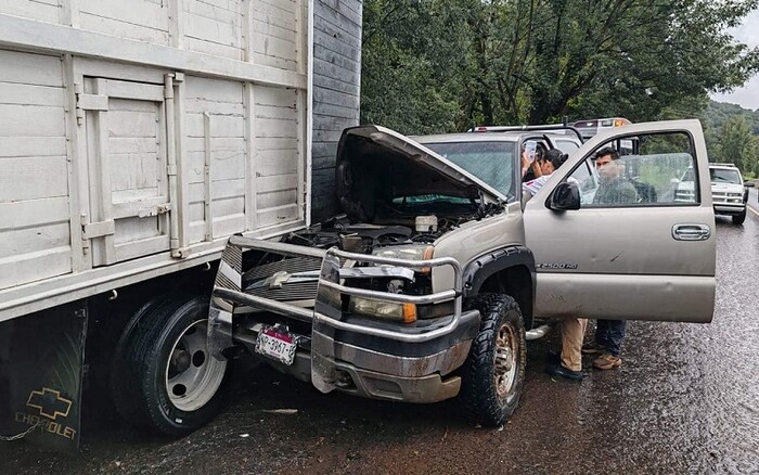 Choque por alcance en Uruapan deja a un hombre prensado