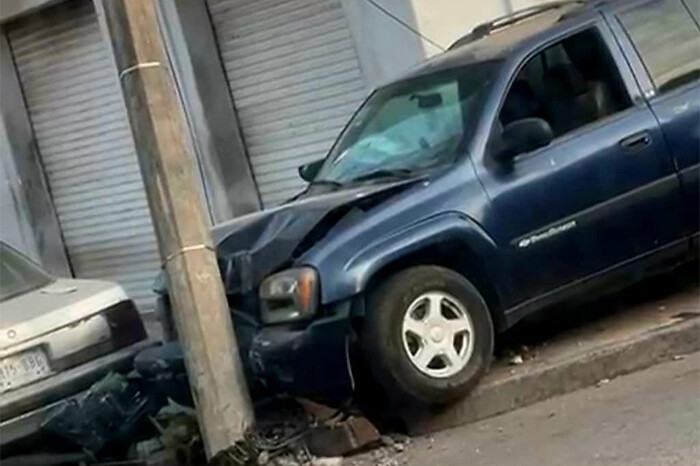 Choque vehicular deja sin energía eléctrica varias colonias en Uruapan