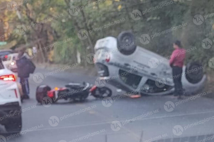 Choque-volcadura de moto y coche provocan tráfico al sur de Morelia