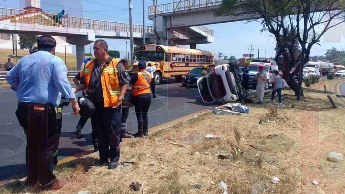 Choque-volcadura deja dos lesionados en salida Salamanca