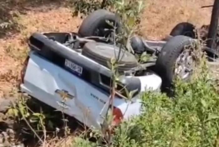 Choque volcadura entre torton y camioneta; pierd3n la vid4 ambos choferes