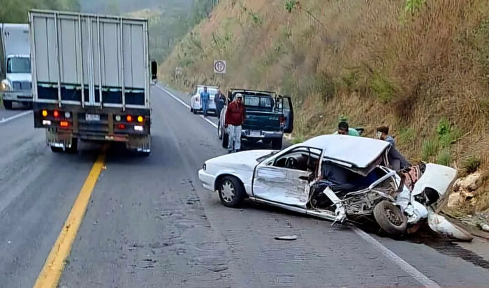 Choque y volcadura de camioneta contra auto en autopista Uruapan – Pátzcuaro