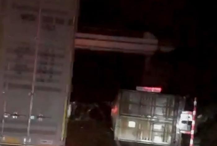 Choque y volcadura entre tráiler y auto en la autopista Siglo XXI deja 3 lesionados