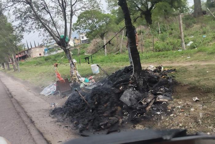 Choza de cartón y madera es consumida por el fuego, en Zitácuaro