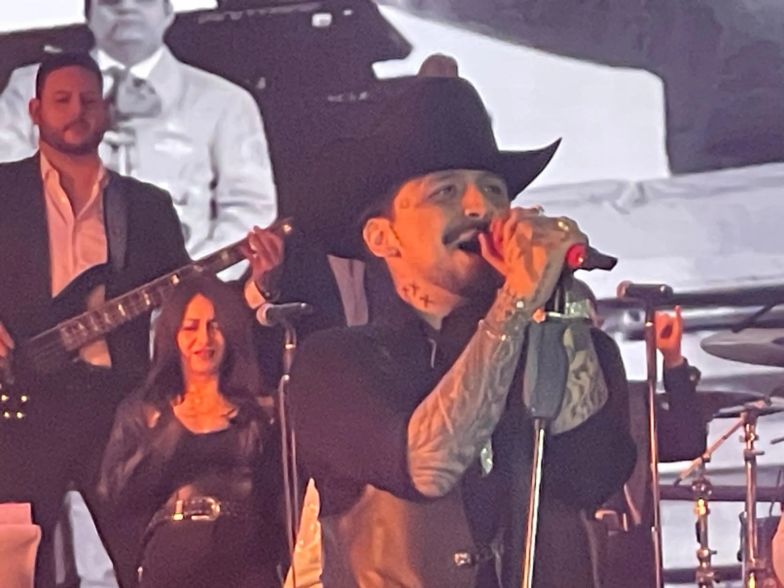 Christian Nodal deleita con sus más grandes éxitos a los Michoacanos