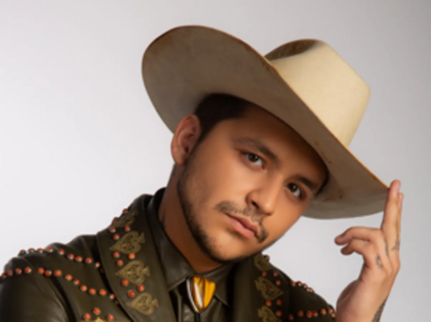 Christian Nodal regresa a casa tras hospitalización