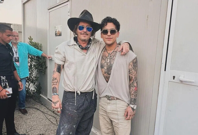 Christian Nodal y Johnny Depp: Un encuentro con estilos similares