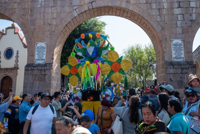 Cien toritos llenaron de color y ritmo a Morelia