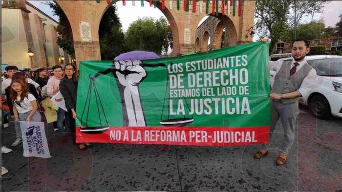 Cientos de estudiantes marchan en contra de la Reforma al Poder Judicial