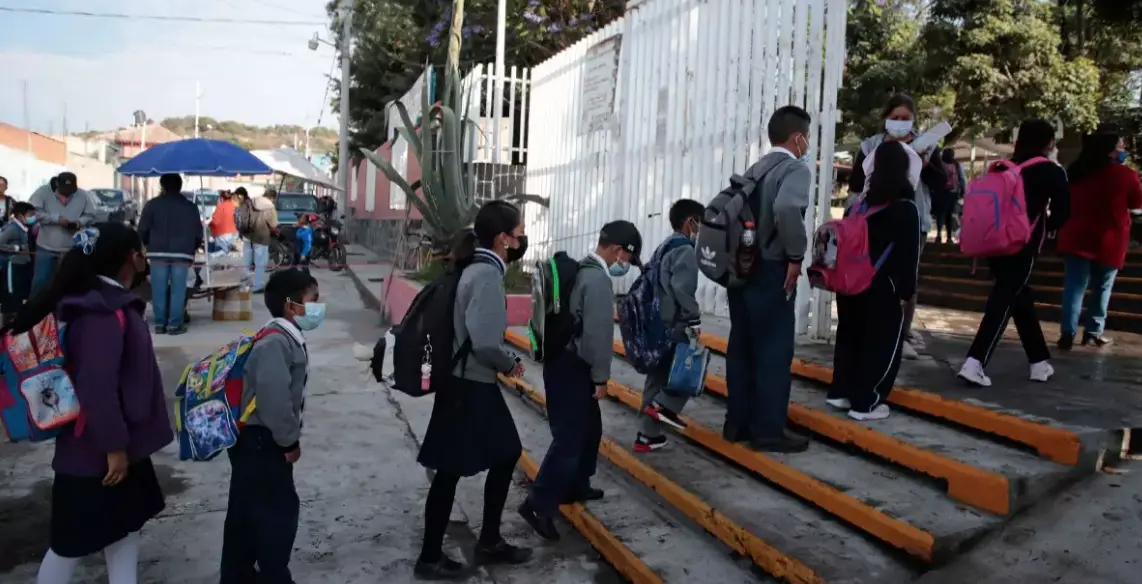 Cientos de estudiantes regresan a clases
