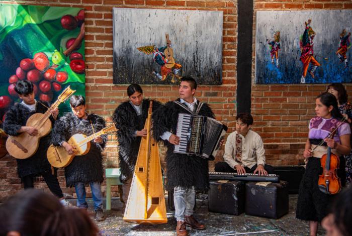 Cientos de músicos tradicionales de etnias de Chiapas honran a su patrona Santa Cecilia