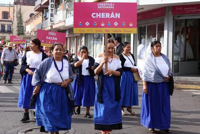 Cientos de personas artesanas pintan el Tianguis de Occidente de Zamora en desfile inaugural