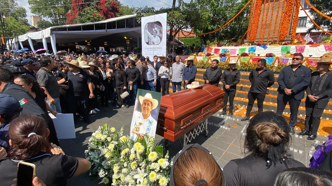 Cientos de uruapenses despiden a Carlos Manzo