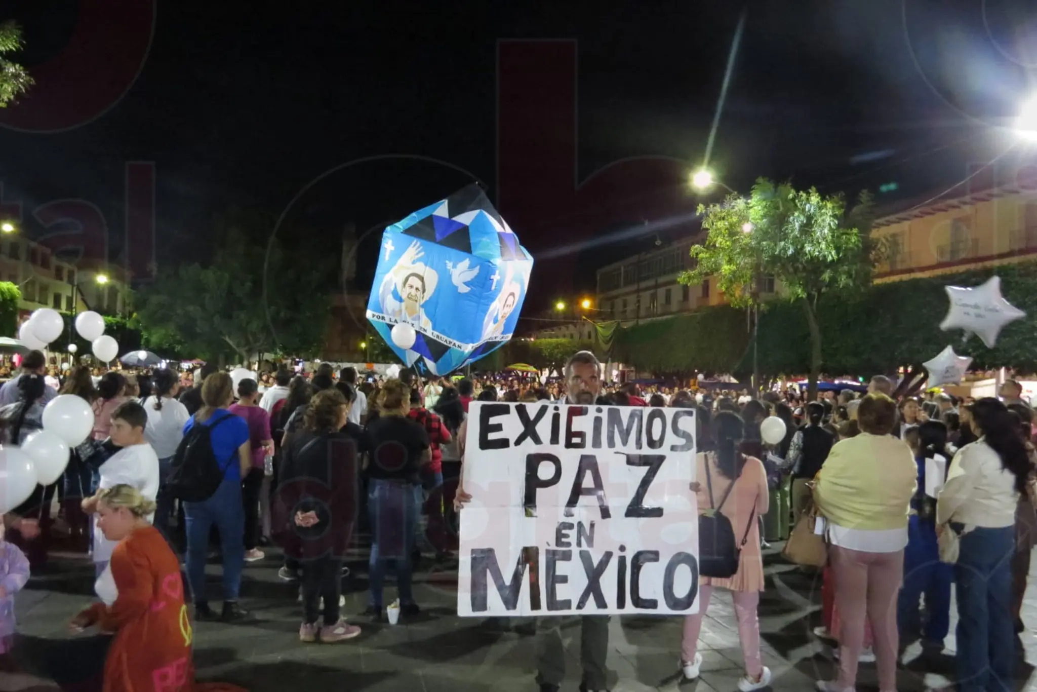 Cientos de uruapenses honran la memoria del edil Carlos Manzo en su último novenario