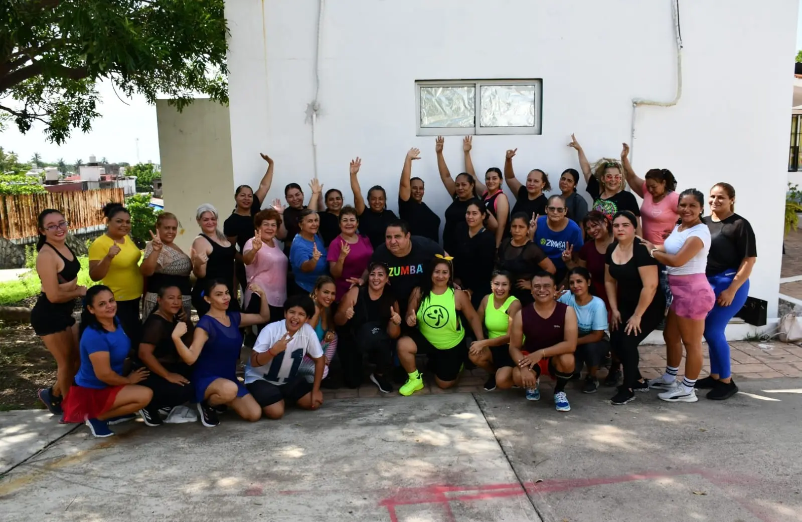 Cientos se Activan con Súper Clase de Zumba en Centro Comunitario