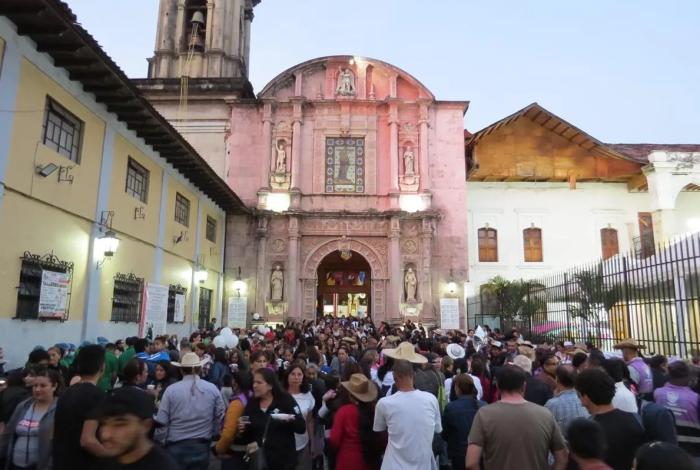 Cientos se congregan en Uruapan para concluir novenario en memoria de Carlos Manzo
