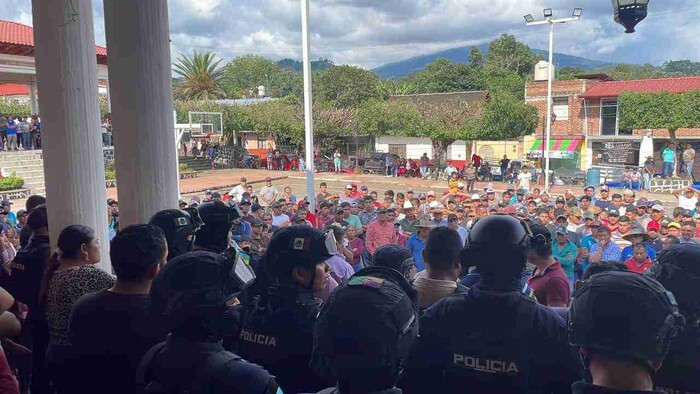 Cierran entradas de San Ángel Zurumucapio para evitar ingreso del crimen organizado